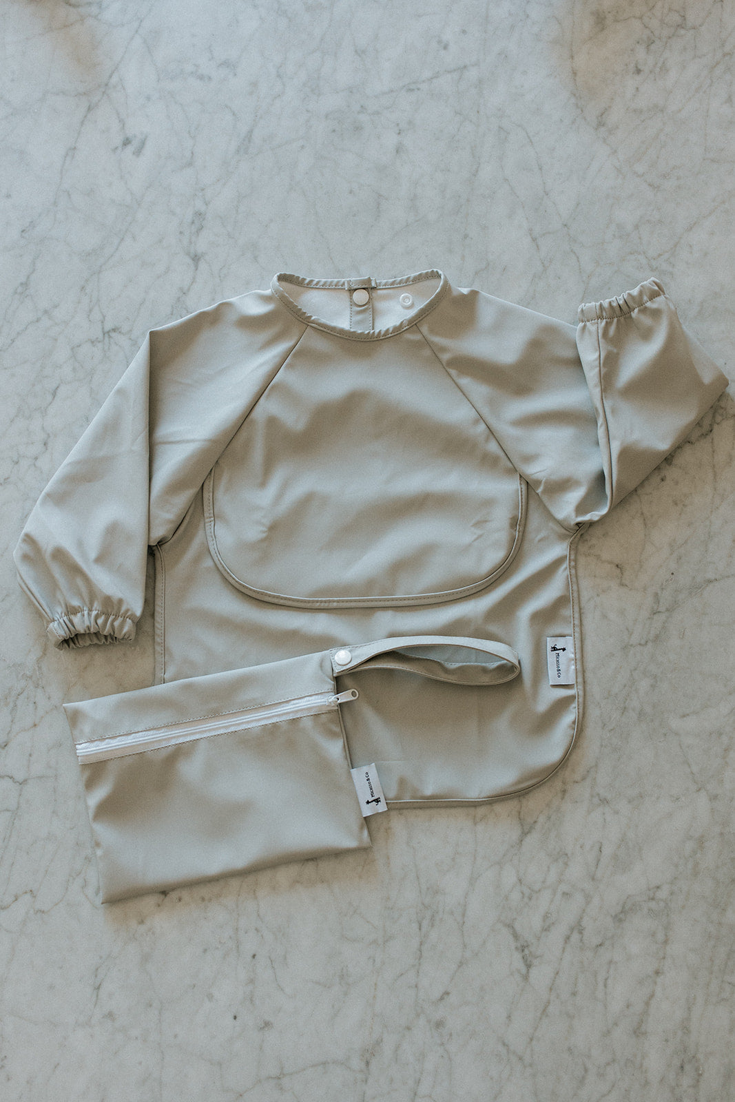 Long-sleeved bib with front pocket