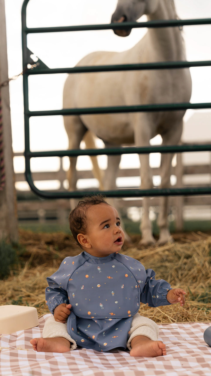 Long-sleeved bib with front pocket