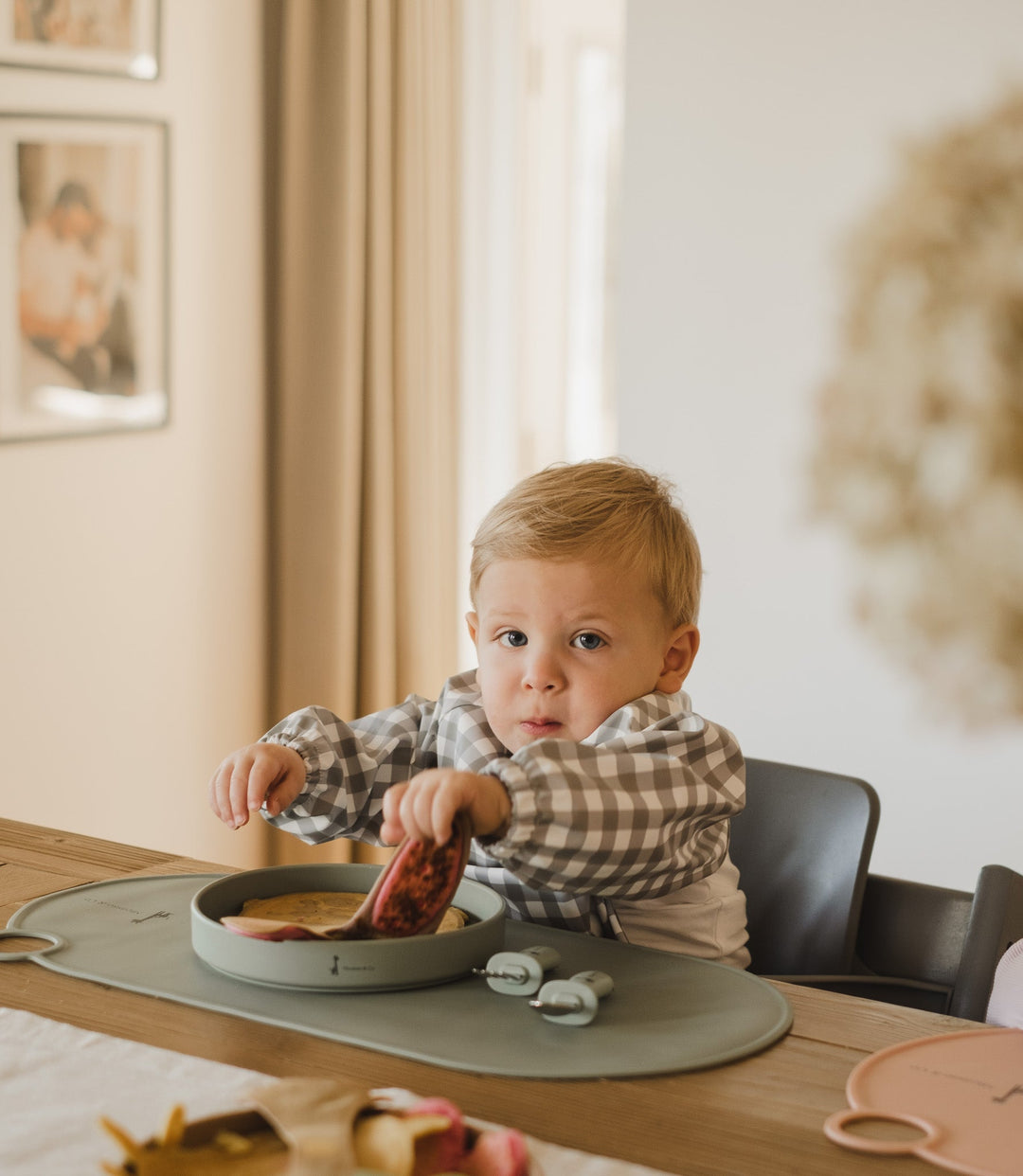 Long-sleeved bib with front pocket