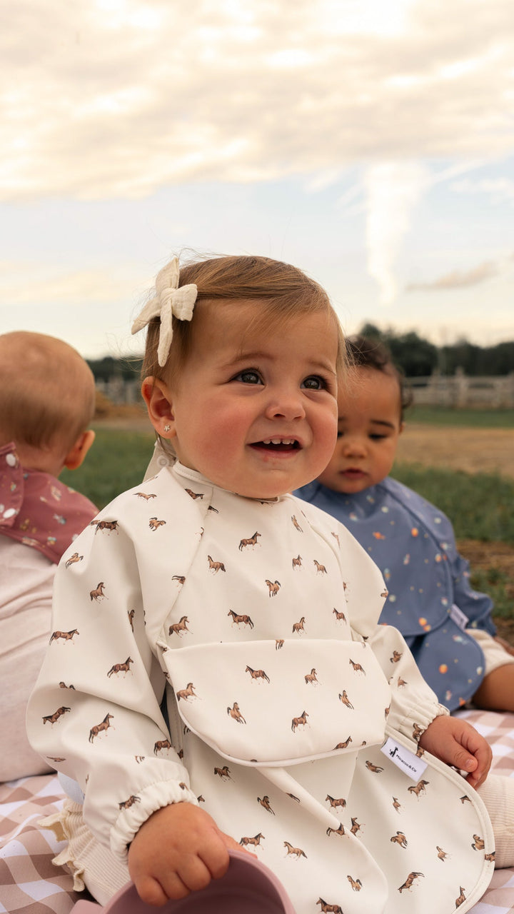 Long-sleeved bib with front pocket